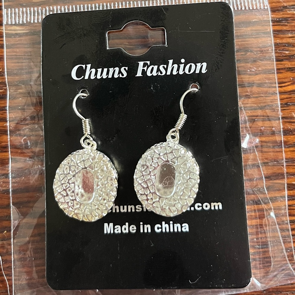 🌹 3 for $20 New🎉 Sliver wreath earrings